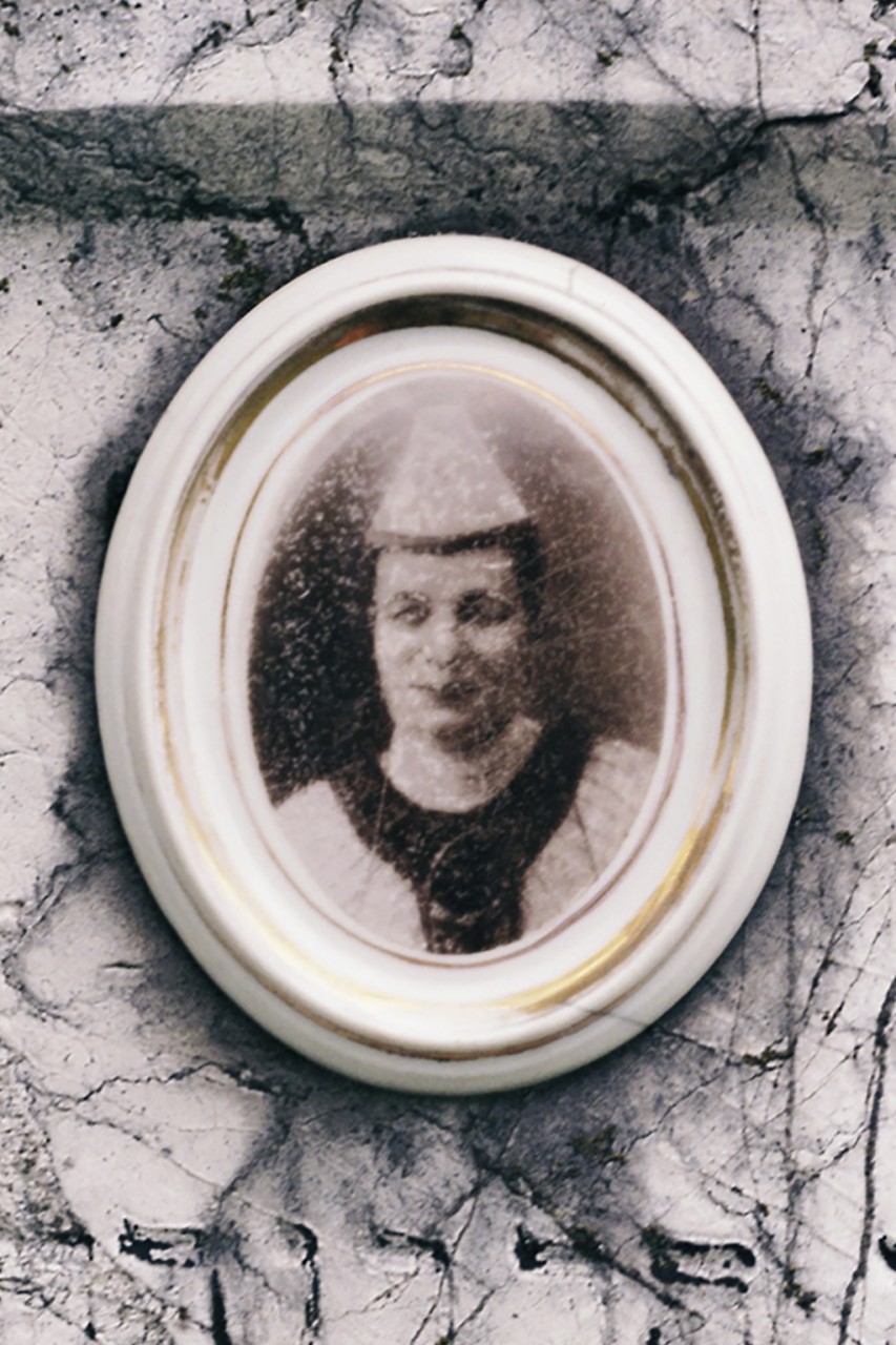 cementery-of-pictures00-853x1280