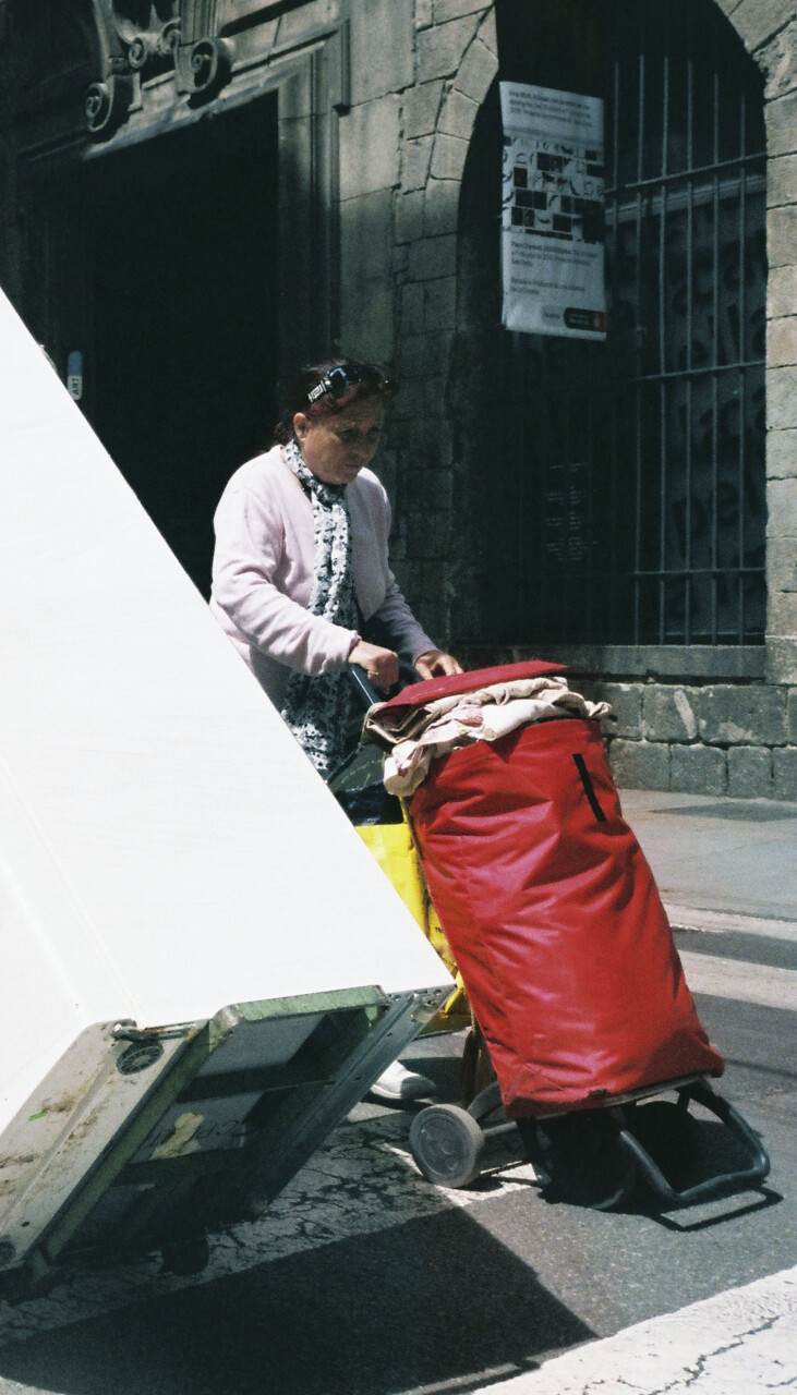 señora-carrito-rojo-731x1280